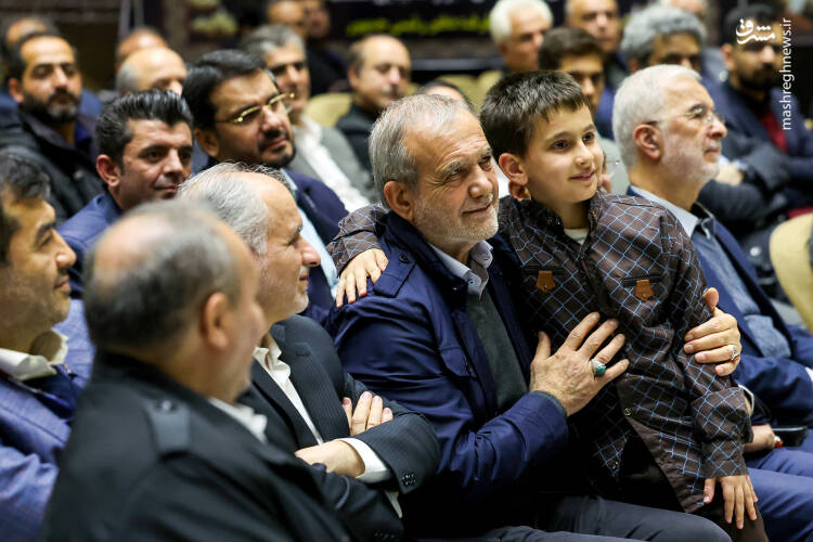 عکس / حضور پزشکیان در مراسم ختم خانواده سقاب اصفهانی 9