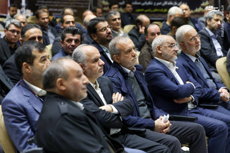 عکس / حضور پزشکیان در مراسم ختم خانواده سقاب اصفهانی 8