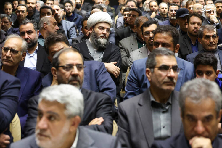 عکس / حضور پزشکیان در مراسم ختم خانواده سقاب اصفهانی 13