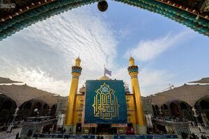 نصب کتیبه بزرگ ولادت حضرت زهرا(س) بر ایوان طلای نجف