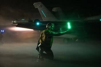 نیروی دریایی آمریکا پرواز جنگندههای اف-۱۸ را نزدیک ونزوئلا تایید کرد