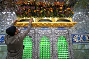 گل‌آرایی ضریح امامین عسکرین برای ولادت مادر سادات