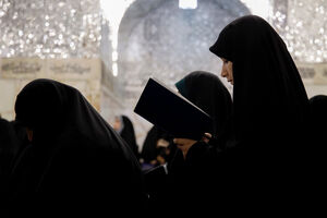 حرکت قشنگ خادمای امام رضا در شب میلاد حضرت زهرا (ع)