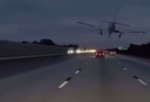 لحظه سقوط هواپیمای کوچک بر روی خودرو در فلوریدا