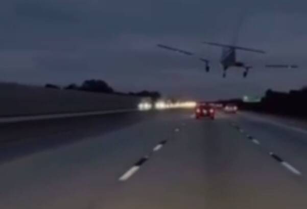 فیلم/ لحظه سقوط هواپیمای کوچک بر روی خودرو در فلوریدا
