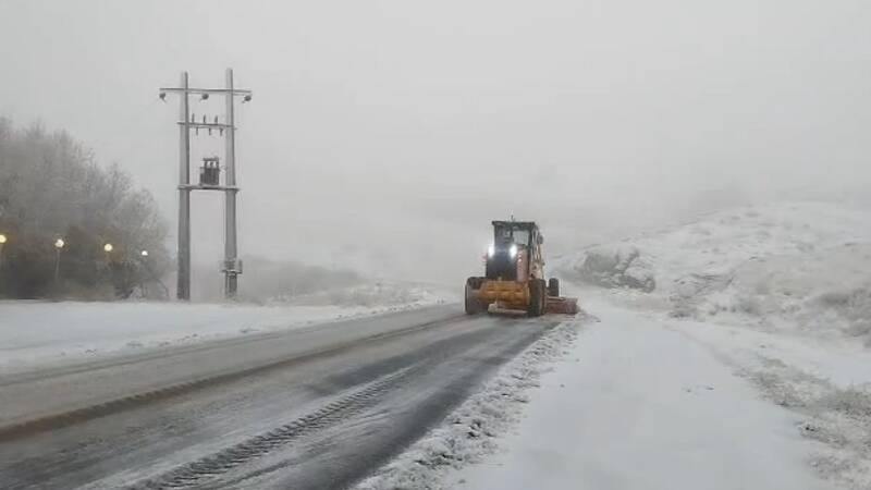 فیلم/ بارش برف در گردنه‌های الموت و آوج