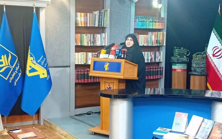 باید نقش زنان در اداره جامعه را به رخ دشمن بکشیم