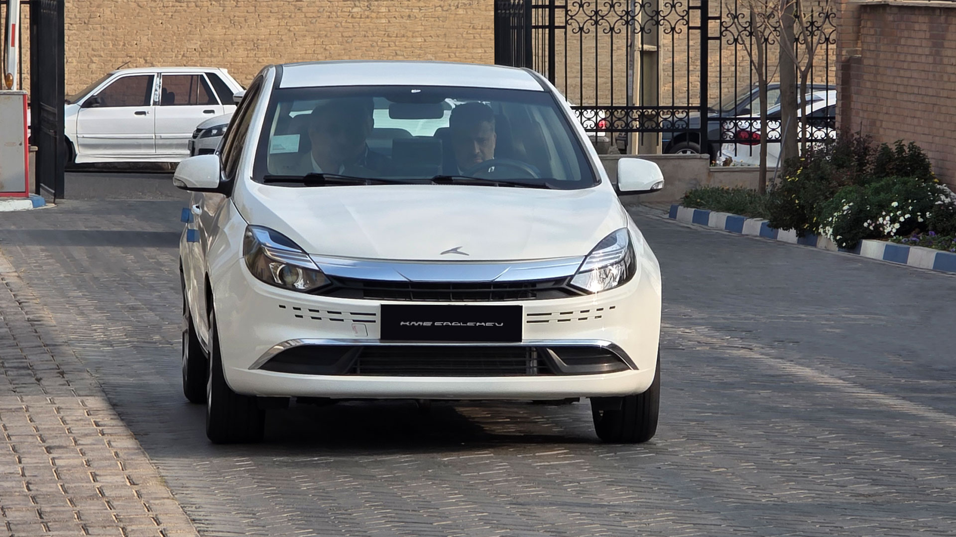 بازدید مدیر عامل کرمان موتور از سدان هیبرید ملی ایگل