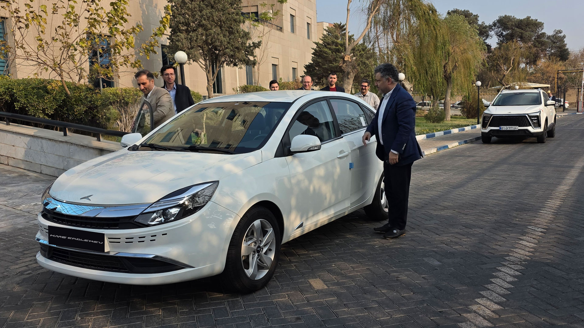 بازدید مدیر عامل کرمان موتور از سدان هیبرید ملی ایگل