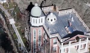 فیلم/ اَبَر ویلای شخص ذی‌نفوذ در حاشیه‌ رود کرج تخریب شد