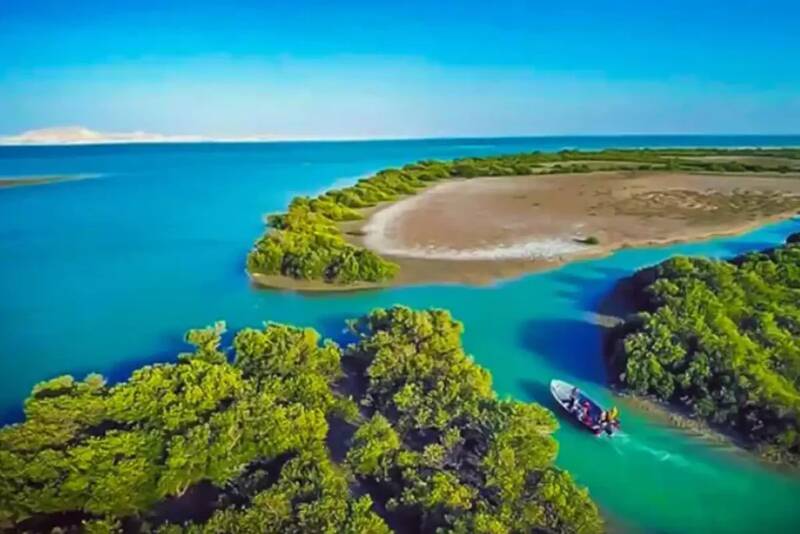 دره ستاره‌ها در قشم و قدم زدن در سرزمین تندیس‌های باد