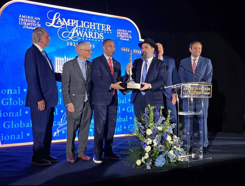 قدردانی فرقه صهیونی مرموز از غول فناوری ارتباطی آمریکا/ صهیونیستها بابت جاسوسی از شهروندان آمریکایی دستخوش می دهند+عکس