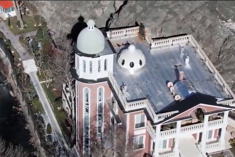 چرا تخریب قسمت غیرمجاز ابر ویلای علی انصاری زمانبر شد؟!/ هزینه تخریب از مالک توسط دستگاه متولی در دادگاه مطالبه شده است