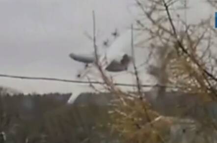 فیلم/ هواپیمای آنتونوف روسی قبل از سقوط روی هوا نصف شد!