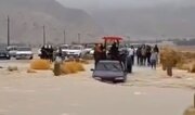 نجات راننده پژو در سیلاب فارس