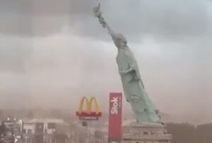 سقوط ماکت مجسه آزادی در برزیل