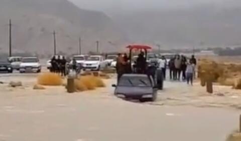 نجات راننده پژو در سیلاب فارس