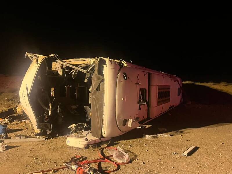 فاجعه در اصفهان ؛ واژگونی اتوبوس مسافری با ۲۲ قربانی و مصدوم + تصاویر