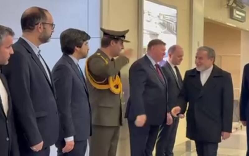 فیلم/ استقبال رسمی از عراقچی در بدو ورود به مسکو