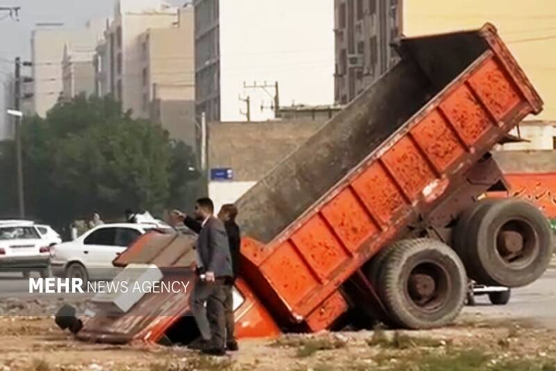 فیلم/ فرو رفتن کامیون در عمق زمین در اهواز