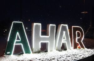 اهر رخت سفید بر تن کرد