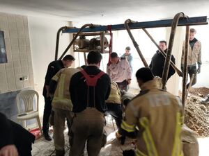 فیلم/ گرفتار شدن دو کارگر در چاه ۲۵ متری در بلوار آفریقا تهران