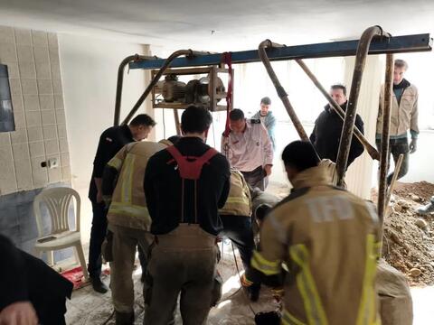 گرفتار شدن دو کارگر در چاه ۲۵ متری در بلوار آفریقا تهران