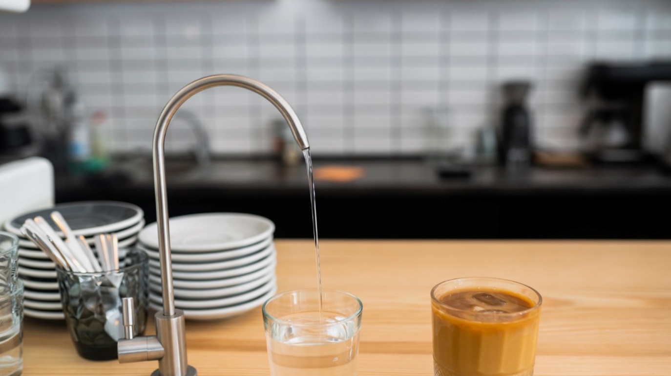 آموزش تعویض فیلتر تصفیه آب؛ طریقه تعویض فیلتر دستگاه‌های خانگی