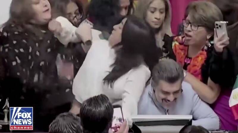 فیلم/ گیس و گیس‌کشی نمایندگان مجلس در مکزیکوسیتی