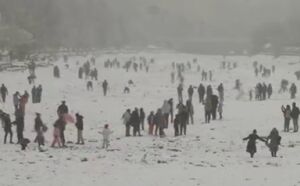 فیلم/ برف بازی در زاینده‌رود اصفهان