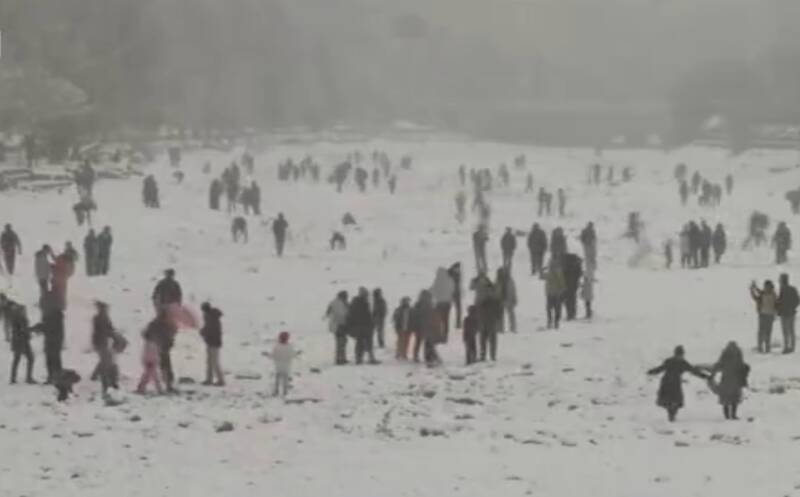 فیلم/ برف بازی در زاینده‌رود اصفهان