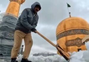 فیلم/ برف‌روبی پشت‌بام حرم امام رئوف