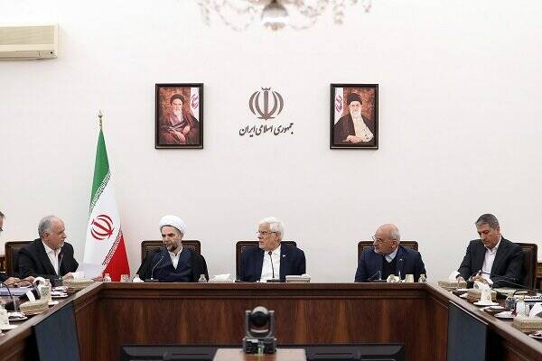 عارف: دولت با همکاری سایر قوا به دنبال پیروزی در جنگ اقتصادی است