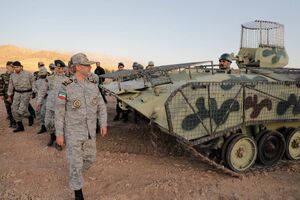 عکس/ بازدید فرمانده ارتش از استحکامات مرزی و تیپ‌های هجومی نیروی زمینی