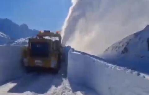 تلاش راهداران برای برف‌روبی گردنه گله با دوش الیگودرز