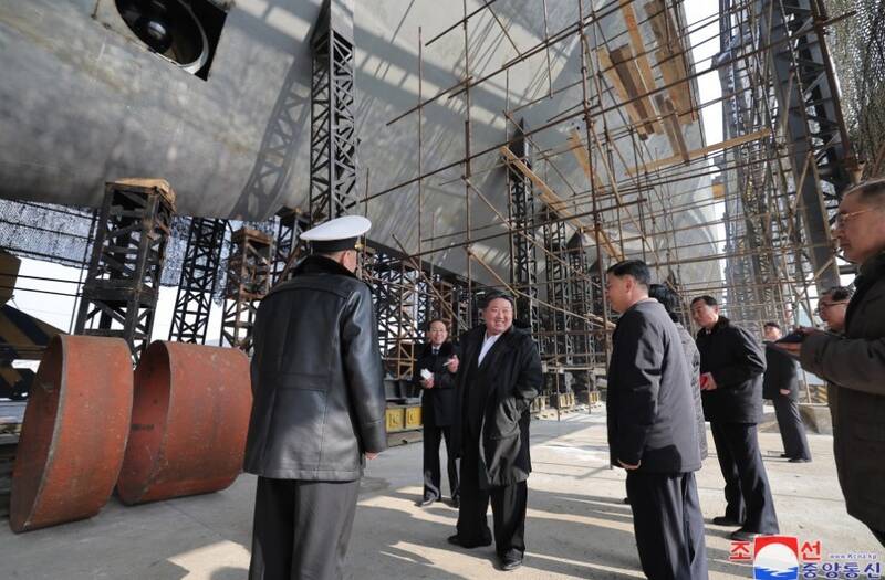 بازدید کیم از محل ساخت زیردریایی هستهای کره شمالی+ عکس
