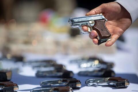 قدرت‌نمایی اوباش با کلت اسباب‌بازی!