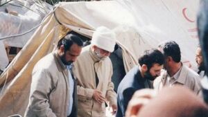 گوشه‌هایی از سفر رهبر انقلاب به بم پس از زلزله سال ۸۲