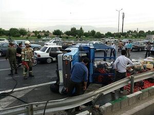 واژگونی خودرو حامل میوه در اصفهان به دلیل لغزندگی جاده