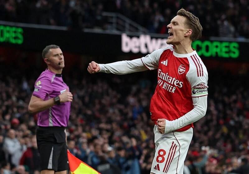 لیگ برتر فوتبال انگلیس , تیم فوتبال لیورپول انگلیس , تیم فوتبال آرسنال انگلیس ,