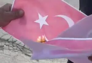 علوی‌های سوریه پرچم ترکیه را به آتش کشیدند