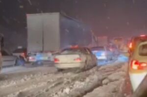 گیرافتادن خودروها در جاده برفی نطنز به اصفهان