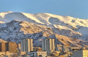 کوه‌های برفی تهران در آسمان پاک این شهر
