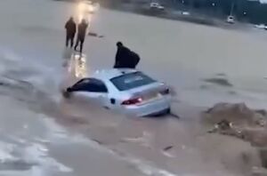 گرفتار شدن یک جوان در سیل در جنوب الخلیل