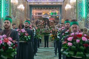 گل‌آرایی ضریح سیدالشهدا در ماه رجب