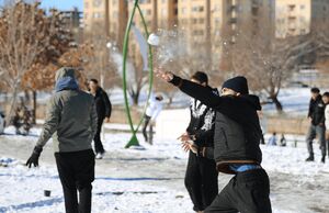 عکس / شادی مردم ارومیه در زمستان برفی