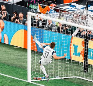 یک نجات دروازه کم نظیر در زمین فوتبال