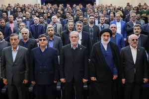 عکس / نشست پزشکیان با سرمایه گذاران و فعالان اقتصادی شهرکرد