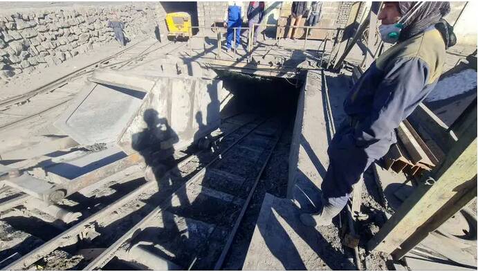 محبوس شدن ۲۴ کارگر در ریزش معدن بافق؛ ۱۸ نفر نجات یافتند +عکس