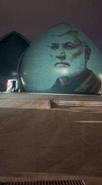 مزیّن شدن «یادمان شهید» در بغداد به تصاویر شهیدان سلیمانی و ابومهدی